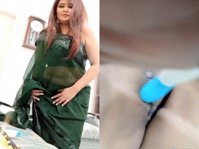 Super hot indian bitch poking pussy